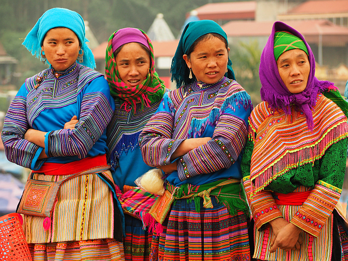 Nr.36 – Vietnam – farbenfroh gekleidete Menschen